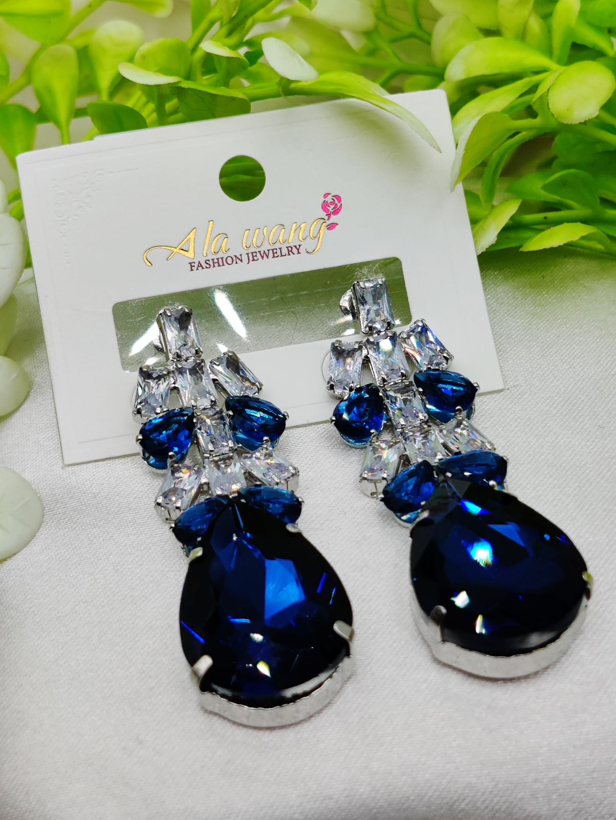 "Elegant Blue Crystal Drop Earrings – Glamorous Fashion Jewelry"