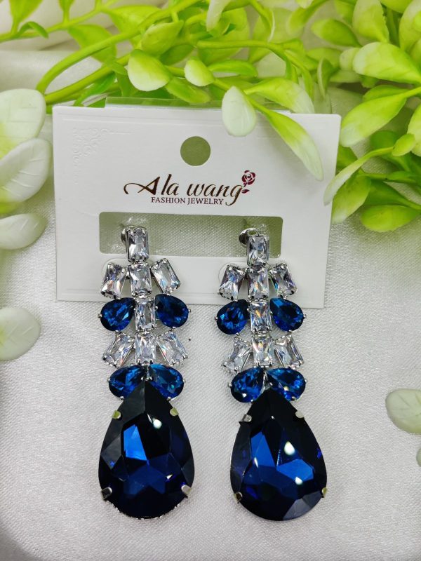 "Elegant Blue Crystal Drop Earrings – Glamorous Fashion Jewelry"