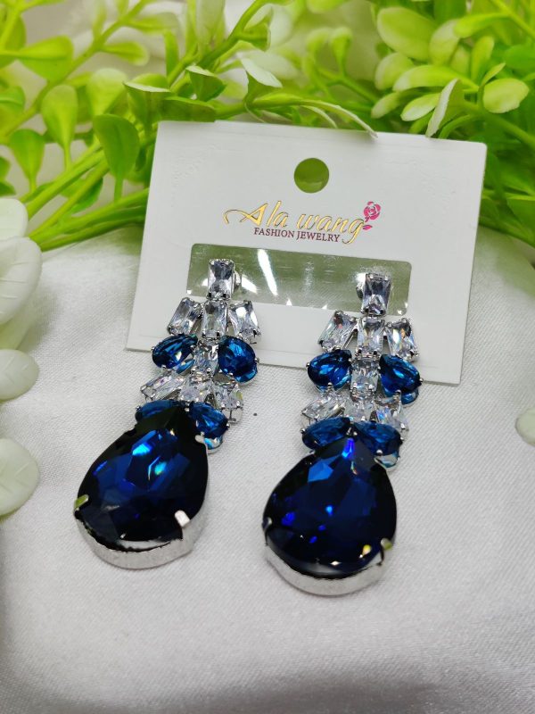 "Elegant Blue Crystal Drop Earrings – Glamorous Fashion Jewelry"