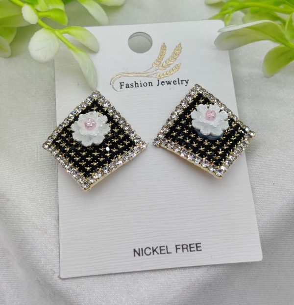 "Elegant Floral Stud Earrings with Rhinestone Border – Nickel-Free"